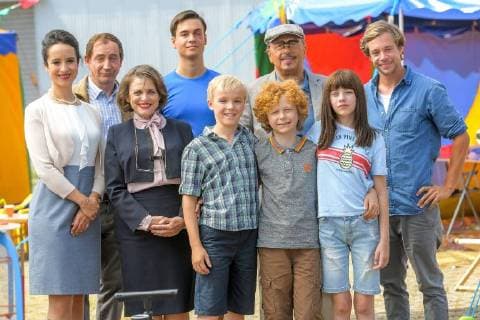 Entertainment Themen der Woche KW29 Entertainment Bilder des Tages Stephanie Stumpf , Thorsten Merten (Lehrer Flickendorf), Katharina Thalbach (Schuldirektorin), Louis Held (Sportlehrer), Tilman Döbler (Alfons Zitterbacke), Wolfgang Stumph (Opa Klausner), Leopold Ferdinand Schill, Lisa Moell und Tobias Krell (Checker Tobi) bei Dreharbeiten zur Kinofilmproduktion Alfons Zitterbacke - Der Kinofilm produziert von X Filme und MDR u.a. im Luftfahrt- und Technikmuseumspark Merseburg Merseburg 17.07.2018 Foto: Holger John, Merseburg Sachsen-Anhalt Deutschland