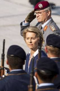 News Themen der Woche News Bilder des Tages Bundeministerin der Verteidigung Ursula von der Leyen (C) und Generalinspekteur der Bundeswehr Eberhard Zorn (oben) beim Feierlichen Geloebnis am Paradenplatz im Bendlerblock im Bundesministerium der Verteidigung in Berlin am 20. Juli 2018. Die Zeremonie gedenkt auch an den Deutschen Widerstand und der gescheiterten Attentat auf Hitler von Claus Schenk Graf von Stauffenberg vom 20. Juli 1944 Feierliches Geloebnis von Rekruten in Berlin