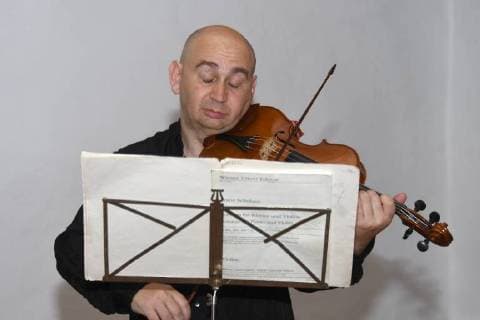Entertainment Themen der Woche KW29 Entertainment Bilder des Tages Geiger Ilja Korol übt im Klostersaal Traunkirchen für seinen Auftritt am Abend vor Publikum der Salzkammergut Festwochen Gmunden. Dieses Bild zeigt den namhaften, international gefragten russischen Geiger, Spezialist auf dem Gebeit der alten Musik Ilja Korol. Für seine musikalischen Leistungen wirde ihm 2001 die österreichische Staatsbürgerschaft verliehen. 2018 - Geiger Ilja Korol übt im Klostersaal Traunkirchen für seinen Auftritt am Abend vor Publikum der Salzkammergut Festwochen Gmunden