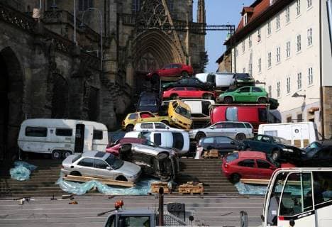 Entertainment Bilder des Tages Erfurt - Aufbau Domstufenfestspiele 23.07.18 , Erfurt, Pressetermin zum Aufbau der Domstufenfestspiele, 2018 wird die Oper Carmen von George Bizet im Bild: Blick auf die Schrott-Autos und die Wohnwagen auf den Domstufen