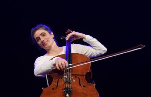 Jazzkonzert des Trios Anna Lang, Alois Eberl und Luis Ribeiro mit dem Titel Sinfonia de Carnaval , im Stadttheater Gmunden im Rahmen der Salzkammergut Festwochen Gmunden 2018. Dieses Bild zeigt die Cellistin Anna Lang 2018 - Jazzkonzert des Trios Anna Lang, Alois Eberl und Luis Ribeiro mit dem Titel Sinfonia de Carnaval , im Stadttheater Gmunden im Rahmen der Salzkammergut Festwochen Gmunden 2018