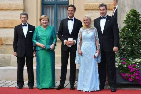 Entertainment Bilder des Tages v.re:Markus SOEDER (Ministerpraesident Bayern) ,Karin BAUMUELLER SOEDER,Mark Rutte (Ministerpraesident Niederlande).JBundeskanzlerin Dr. Angela MERKEL (CDU) , oachim SAUER bei ihrer Ankunft. Eroeffnung der Bayreuther Richard Wagner Festspiele 2018. Roter Teppich am 25.07.2018. Gruener Huegel, Festspielhaus.Bayreuth.