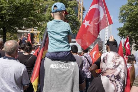 News Themen der Woche KW30 News-Bilder des Tages Demonstration unter dem Motto ICH BIN ÖZIL gegen die rassistische Hetzberichterstattung der Axel Springer Presse insbesondere der BILD Zeitung vor dem Verlagsgebäude in Berlin Demonstration unter dem Motto ICH BIN ÖZIL