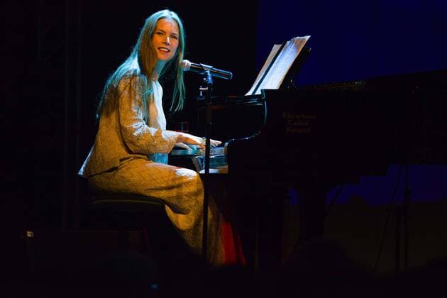 Die norwegische Sängerin Rebekka Bakken (voc, key) auf der Bühne bei einem Live Konzert auf dem Theaterfesival. Isny, Baden Württemberg, Deutschland Rebekka Bakken bei einem Konzert in Isny