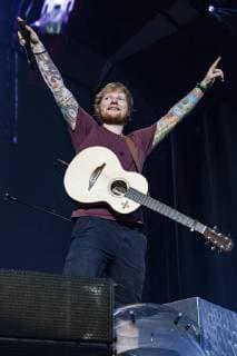 BRD, 2018-07-30: MUSIK PORTRAIT KONZERT - DER MUSIKER ED SHEERAN BEI SEINEM AUFTRITT IM RESTLOS GEFUELLTEN OLYMPIAPARK MUENCHEN ;