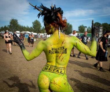 Entertainment Themen der Woche Entertainment Bilder des Tages Wacken Wacken 2018 in Staub und Hitze der Veranstalter sorgt fuer freies Trinkwasser Wacken 2018 der Acker der Metalfans versinkt in Hitze und Staub. Die Fans schuetzen sich mit Staubmasken und Hueten vor der Hitze. Die Wasserflasche wurde kostenlos bereitgestellt und ist an zahllosen Wasserabgaben kostenfrei aufzufuellen. Bereits am Mitwoch gab es reichlich Konzerte wie die Kultbands Nazareth, Fisher Z, sowie Fish (Marillion). Im gigantischen Zelt wurden zur Belueftung die Waende geoeffnet um fuer ausreichend Frsichluft zu sorgen. Auf dem Platz konnten endlich die besten Festivaloutfits einmal trocken ausgefuehrt werden. Fotos: Dirk Jacobs Copyright: Dirk_Jacobsx EP_DJS
