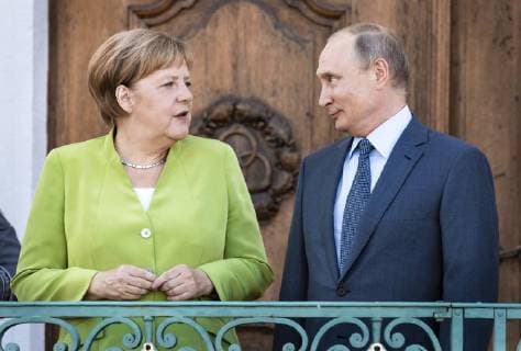 News Themen der Woche KW33 News Bilder des Tages Bundeskanzlerin Angela Merkel (l), CDU, empfaengt den Russischen Praesidenten Wladimir Putin vor Schloss Meseberg. 18.08.2018, Gransee. Berlin Deutschland
