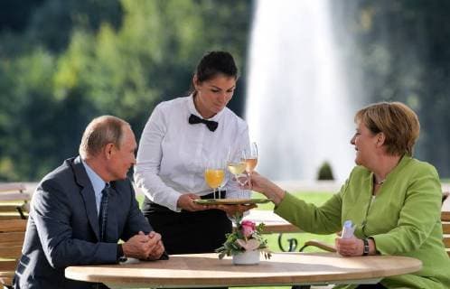 Entertainment Bilder der Woche KW33 Entertainment Bilder des Tages GRANSEE, GERMANY - AUGUST 18, 2018: Russia s President Vladimir Putin (L) and German Chancellor Angela Merkel (R) meet at a reception house at Schloss Meseberg. Alexei Druzhinin Russian Presidential Press and Information Office TASS  TS08D322