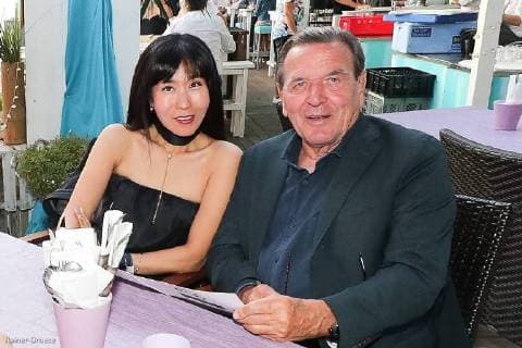 Entertainment Bilder der Woche KW33 Entertainment Bilder des Tages Hannover, Maschseefest, Altkanzler Gerhard Schröder (74) mit Ehefrau Soyeon Kim im Restautant Clichy auf dem Maschseefest in Hannover,