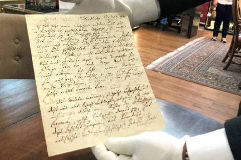 News Themen der Woche KW34 News Bilder des Tages Einen handgeschriebenen Brief von Friedrich Schiller versteigert das Stuttgarter Auktionshaus Eppli am 23. oder 24.11.18 fuer einen guten Zweck (Foto vom 21.08.18 im Auktionshaus). Der Erloes fuer das Schreiben aus dem Jahr 1794 soll je zur Haelfte der evangelischen wuerttembergischen Landeskirchenstiftung sowie der Stiftung Saut Kuu ( Starke Stimmen ) von Auma Obama, Schwester des frueheren US-Praesidenten Barack Obama, zugutekommen. In dem Brief an den befreundeten Schriftsteller Christian Gottfried Koerner beschreibt Schiller Eindruecke eines mehrwoechigen Aufenthalts in Stuttgart. (Siehe epd-Meldung vom 21.08.2018) Schiller-Brief kommt fuer guten Zweck unter den Hammer