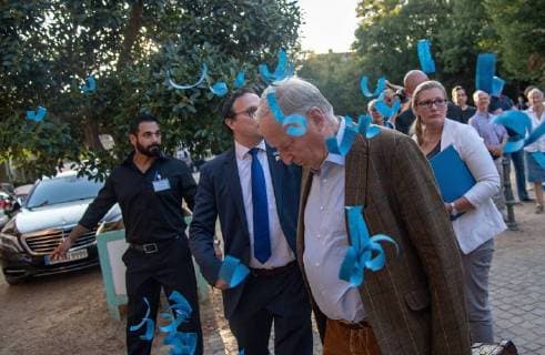 News Themen der Woche KW34 News Bilder des Tages 22.08.2018, xfux, Politik, Grossveranstaltung der Alternative fuer Deutschland in der Orangerie in Darmstadt und Demonstration gegen die AfD und Fest der Vielfalt, Toleranz und Solidarität, emonline, deloka, dewirt, empoli, azpoli, azlahe, v.l. Dr. Alexander Gauland (Parteivorsitzender der Alternative fuer Deutschland AfD) wird von einem Fan vom SV Darmstadt 98 mit blauem Konfetti beworfen vor dem Eingang in die Orangerie Politik, Grossveranstaltung der Alternativ fuer Deutschland und Demonstration