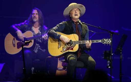 Entertainment Bilder der Woche KW34 Entertainment Bilder des Tages Marius Mueller Westernhagen MTV Unplugged Tour Saenger Marius Mueller Westernhagen und Bassist Jack Daley beim Konzert der MTV Unplugged Tour von Marius Mueller Westernhagen in der Mercedes-Benz-Arena in Berlin am 24.08.2018 Berlin Berlin Deutschland Mercedes Benz Arena