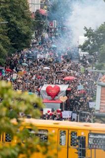Berlin Zug der Liebe Die Techno-Parade Zug der Liebe zog am Samstag den 25. August 2018 mit zehntausenden tanzenden Menschen durch Berlin. Die Organisatoren wollen mit dem seit 2015 stattfindenden Zug der Liebe ein Zeichen fuer mehr Naechstenliebe und soziales Engagement setzen. Wir protestieren friedlich aber lautstark gegen rechtspopulistische Triebe und die anwachsende Gleichgueltigkeit in unserer Gesellschaft. Toleranz und Menschlichkeit, als wichtige Werte einer liberalen Gesellschaft, sollen im Alltag wieder mehr in den Vordergrund ruecken . 25.8.2018, Berlin
