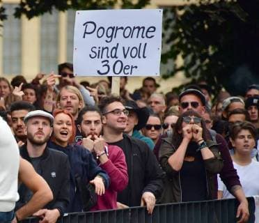 News Themen der Woche KW 35 News Bilder des Tages Nach der Eskalation in der Nacht zum Sonntag (26.08.2018) zwischen mehreren Personen unterschiedlicher Nationalitaeten am Rande des Chemnitzer Stadtfestes, bei dem ein 35-Jaehriger getoetet wurde, hat das Buendnis Chemnitz Nazifrei zu einer Demonstration am Montagabend (27.08.2018) aufgerufen. Das Buendnis protestiert gegen rechte Vereinnahmung des Toetungsdeliktes. Demo gegen Rechtsextremisten in Chemnitz