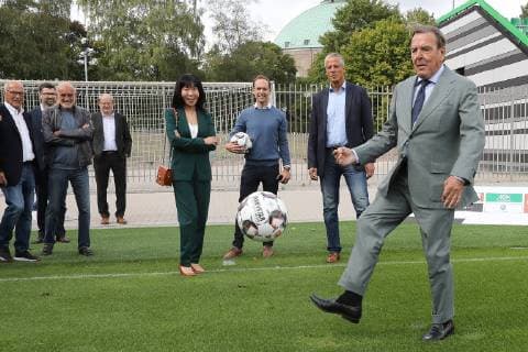 News Bilder des Tages Hannover, Altkanzler Gerhard Schröder (74) mit Ehefrau Soyeon Kim zu Besuch an der Hannover 96-Sportakademie,