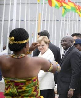 News Themen der Woche KW 35 News Bilder des Tages Bundeskanzlerin Angela Merkel, CDU,mit Tänzern bei der Begruessung am Flughafen in Accra, Ghana , 30.08.2018. Accra Ghana