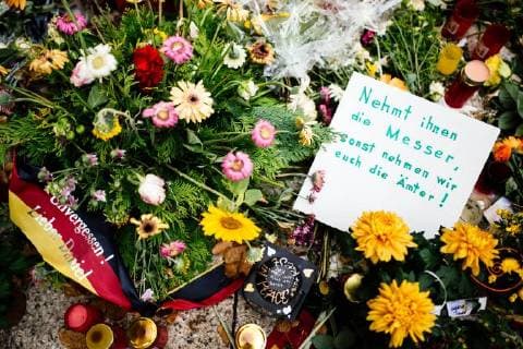 News Themen der Woche KW 35 News Bilder des Tages Chemnitz, Gedenken an Daniel H. 30.8.18 - Mahnmal für getöteten Daniel H. in Chemnitz - Blumen und Kerzen erinnern am Tatort an den kürzlich verstorbenen Daniel H., der bei einer Auseinandersetzung mit zwei jungen Männern durch Messerstiche zu Tode kam. Zwischen den Kerzen finden sich auch rechtsextremistische Botschaften. Copyright: xMichaelxTrammerx