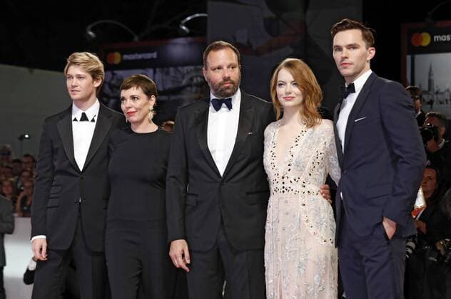 Entertainment Bilder des Tages Joe Alwyn, Olivia Colman, Yorgos Lanthimos, Emma Stone and Nicholas Hoult attending the The Favourite premiere at the 75th Venice International Film Festival at the Palazzo del Cinema on August 30, 2018 in Venice, Italy