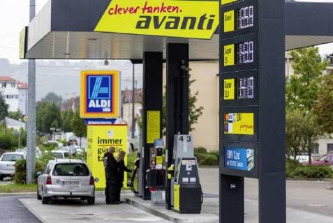 News Themen der Woche KW 35 News Bilder des Tages DEU; Deutschland, Stuttgart, 31.08.2018: Tanken bei Aldi: Der Discounter testet in Stuttgart-Obertürkheim eine Automaten-Tankstelle. Verläuft das Pilotprojekt erfolgreich, soll die Billig-Marke Avanti flächendecken an den Markt gehen. Das macht die etablierten Marken nervös. Das Pilotprojekt wurde Ende August 2019 in Zusammenarbeit mit einem Tochterunternehmen des österreichischen Mineralölkonzerns OMV gestartet.