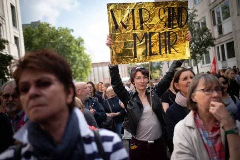 News Themen der Woche KW 35 News Bilder des Tages Demonstration Sachsen! Stop den Mob! Mit einer Kundgebung unter dem Motto Sachsen! Stop den Mob! protestieren mehrere hundert Menschen vor der Sächsischen Landesvertretung in Berlin - Mitte gegen die rechtsextremen Ausschreitungen in Chemnitz und, die Fehleinschätzungen der sächsichen Sicherheitsbehörden und die Untätigkeit der sächsischen Landesregierung. Demonstrantin mit Schild: Wir sind mehr. Berlin Berlin Deutschland