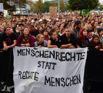 News Themen der Woche KW 36 News Bilder des Tages Zu dem Konzert gegen Fremdenfeindlichkeit und Rassismus in Chemnitz sind nach Angaben der Stadtverwaltung am fruehen Montagabend (03.09.18) rund 50.000 Menschen gekommen. Zu der Gratisveranstaltung unter dem Motto Wir sind mehr in der Innenstadt hatten mehrere Bands eingeladen, darunter Die Toten Hosen , Feine Sahne Fischfilet , die Chemnitzer Band Kraftklub , der Rapper Marteria und die Hip-Hop-Band K.I.Z. Das Konzert auf dem Johannisplatz startete am spaeten Nachmittag mit einer Schweigeminute. (Siehe epd-Meldung vom 03.09.18) 50.000 Menschen bei Chemnitzer Konzert gegen Fremdenfeindlichkeit