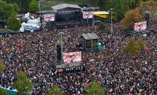 News Themen der Woche KW 36 News Bilder des Tages Zu dem Konzert gegen Fremdenfeindlichkeit und Rassismus in Chemnitz sind nach Angaben der Stadtverwaltung am fruehen Montagabend (03.09.18) rund 50.000 Menschen gekommen. Zu der Gratisveranstaltung unter dem Motto Wir sind mehr in der Innenstadt hatten mehrere Bands eingeladen, darunter Die Toten Hosen , Feine Sahne Fischfilet , die Chemnitzer Band Kraftklub , der Rapper Marteria und die Hip-Hop-Band K.I.Z. Das Konzert auf dem Johannisplatz startete am spaeten Nachmittag mit einer Schweigeminute. (Siehe epd-Meldung vom 03.09.18) 50.000 Menschen bei Chemnitzer Konzert gegen Fremdenfeindlichkeit