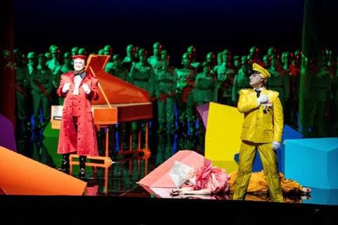 Entertainment Themen der Woche KW36 Entertainment Bilder des Tages Inszenierung Herbert Fritsch, Besetzung Maria Bengtsson als Fiordiligi, Stephanie Lauricella als Stephanie Lauricella, Kartal Karagedik als Guglielmo, Dovlet Nurgeldiyev als Ferrando, Sylvia Schwartz als Despina, Pietro Spagnoli als Don Alfonso;Fotoprobe Wolfgang Amadeus Mozart Cosi fan tutte Staatsoper Hamburg Hamburger Hanseatische, Hamburg Hamburg Deutschland Staatsoper