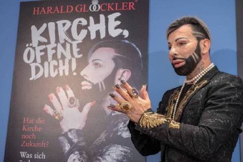 Entertainment Themen der Woche KW36 Entertainment Bilder des Tages Der Modedesigner Harald Gloeoeckler am Mittwoch (05.09.2018) in Berlin bei der Vorstellung seines Buches mit dem Titel Kirche, oeffne Dich! . Gloeoeckler sieht bei den beiden grossen Kirchen in Deutschland Reformbedarf. Es muss sich dringend etwas aendern , dann koennten evangelische wie katholische Kirche eine grosse Renaissance erfahren, sagte der 53-jaehrige Modeschoepfer. Der evangelisch erzogene Gloeoeckler ist nach eigenen Angaben aus der Kirche ausgetreten, glaubt aber weiter an Gott. So bete er regelmaessig das Vater unser , sagte der Designer. Sein rund 200 Seiten umfassendes Buch ist im Adeo Verlag erschienen. Der Untertitel des Buches lautet: Hat die Kirche noch Zukunft? Was sich aendern muss . (Siehe epd-Bericht vom 05.09.2018) Modedesigner Gloeoeckler stellt sein Buch Kirche, oeffne Dich! vor
