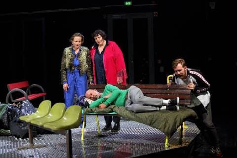 News Bilder des Tages Bettina Hoppe, Alexandra Zipperer, Rene Wallner und Nico Holonics, v.l., während der Fotoprobe zu Auf der Strasse im Berliner Ensemble (Kleines Haus). Premiere ist am 13. September 2018. Stück und Regie Karen Breece. Bühne Eva Veronica Born. Kostüme Claudia Irro. Berliner Ensemble Auf der Strasse