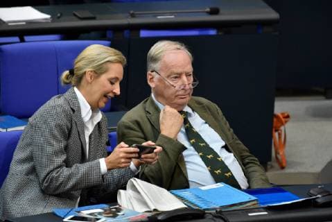 News Bilder des Tages Germany, Berlin - 12.09.2018 Alice Weidel (r, AfD) und Alexander Gauland unterhalten sich w??hrend der 48. Sitzung des Bundestags.
