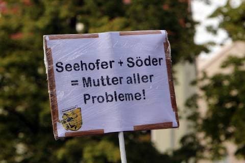 Unter dem Hashtag Ausspekuliert demonstrierten zig tausend Menschen gegen die steigenden Mieten und für bezahlbaren Wohnraum in München, Bayern, Deutschland: Demonstrant mit Plakat Seehofer und Söder sind die Mutter aller Probleme