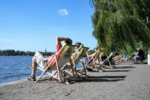 News Bilder des Tages Menschen genießen den sonnigen Tag in Sonnenliegen an der Hamburger Außenalster Höhe Alsterperle Sonnenliege;Der wohl letzte Sommertag des Jahres 2018 - der Rekordsommer verabschiedet sich vor dem Herbstanfang noch einmal mit strahlendem Sonnenschein - Wetterfoto Sonne Herbst Freizeit in Hamburg, Hamburg Hamburg Deutschland Barmbek-Winterhude
