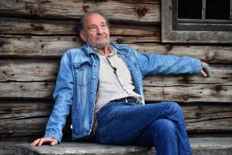 Michael MENDL spielt die Rolle des Franz Gentner-stolzer Patriarch der Familienbrennerei, Einzelbild,angeschnittenes Einzelmotiv,Halbfigur,halbe Figur. Pressetermin am Set: WATZMANN ERMITTELT , am 19.09.2018 in der Enzian Brennerei Grassl in Berchtesgaden,