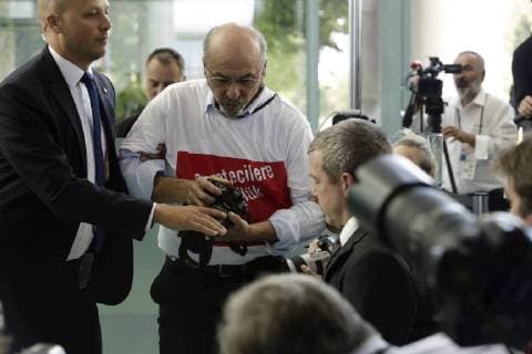 News Themen der Woche KW39 News Bilder des Tages 28.09.2018, Berlin, Deutschland - Presseunterrichtung durch Bundeskanzlerin Angela Merkel und den Praesidenten der Republik Tuerkei, Recep Tayip Erdogan, nach dem gemeinsamen Gespraech im Bundeskanzleramt. Foto: Zwischenfall waehrend der Pressekonferenz. Ein Journalist tuerkischer Abstammung demonstriert mit seinem T-Shirt fuer die Pressefreiheit in der Tuerkei und wird von Sicherheitsbeamten abgefuehrt.