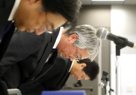 September 28, 2019, Tokyo, Japan - Japan s automaker Subaru president Tomomi Nakamura bows his head as he announces that the workers rewriting of measument values at the final vehicle inspection including brake test at their plants during a press conference at Subaru s headquarters in Tokyo on Friday, September 28, 2018.  (86765044)