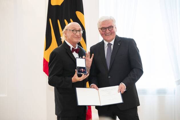 Entertainment Bilder der Woche KW40 Entertainment Bilder des Tages Bundespraesident Frank-Walter Steinmeier verleiht den Verdienstkreuz des Verdienstordens der Bundesrepublik Deutschland an Otto Waalkes im Schloss Bellevue in Berlin am 2. Oktober 2018. Verleihung von Verdienstorden in Berlin