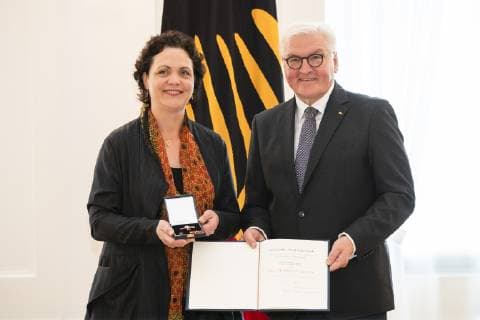 Bundespraesident Frank-Walter Steinmeier verleiht den Verdienstkreuz des Verdienstordens der Bundesrepublik Deutschland an Tabea Zimmermann im Schloss Bellevue in Berlin am 2. Oktober 2018. Verleihung von Verdienstorden in Berlin