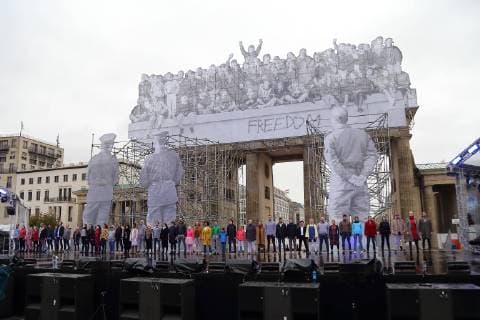 Entertainment Bilder der Woche KW40 Entertainment Bilder des Tages Performer des Maxim-Gorki-Theater während der Fotoprobe für das Stück Grundgesetz am Brandenburger Tor in Berlin. Premiere ist am 3. Oktober 2018. Ein chorischer Stresstest von Marta Gornicka. Bühne Robert Rumas. Kostüme Isabell Reisinger. Maxim Gorki Theater Berlin Grundgesetz