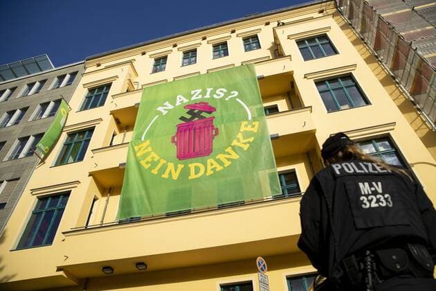 News Themen der Woche KW 40 News Bilder des Tages Ein riesen Banner haengt vor der Fassade der BUndesgeschaeftsstelle der Gruenen Nazis nein Danke am Rande einer Demonstration organisiert vom rechtspopulistischen Vereinigung Wir fuer Deutschland mit dem Motto Tag der Nation am Tag der Deutschen Einheit in Berlin am 3. Oktober 2018. Tag der Deutschen Einheit in Berlin