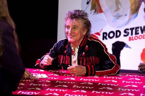 Entertainment Bilder des Tages October 3, 2018 - London, United Kingdom of Great Britain and Northern Ireland - Rod Stewart signs copies of his new album Blood Red Roses at HMV Oxford Street on October 3, 2018 in London London United Kingdom of Great Britain and Northern Ireland Copyright: xFamousx
