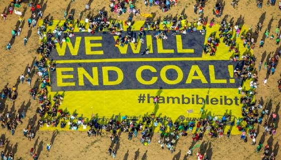 News Themen der Woche KW 40 News Bilder des Tages Luftaufnahme, Großdemonstration mit WE WILL END COAL hambibleibt Banner, gegen die Rodung des Hambacher Forstes, Hambach, Hambacher Forst, Etzweiler, Elsdorf, Braunkohlegebiet, Rheinland, Nordrhein-Westfalen, Deutschland !ACHTUNGxMINDESTHONORARx60xEURO!