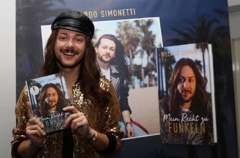 Entertainment Bilder der Woche KW41 Entertainment Bilder des Tages 10.10.2018, xcex Deutschland, Frankfurt, Messe, Buchmesse, Bookfair, Pressekonferenz Blogger und TV-Gesicht Riccardo Simonetti stellt sein Buch Mein Recht zu funkeln auf der frankfurter Buchmesse vor Bild zeigt: Riccardo Simonetti