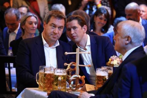 News Themen der Woche KW41 News Bilder des Tages News Bilder des Tages CSU Wahlkampf Endspurt Der bayerische Ministerpraesident Dr. Markus Soeder, der CSU-Vorsitzende und Bundesinnenminister Horst Seehofer und der Bundeskanzler der Republik Oesterreich, Sebastian Kurz, bei der Wahlkampf-Endspurt-Kundgebung der CSU im Loewenbraeukeller in München. München Bayern Deutschland