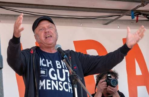 Zehntausende Menschen haben am Samstag (13.10.18) )in Berlin fuer die Einhaltung der Menschenrechte und gegen Rassismus demonstriert. Foto: Ulrich Schneider, Hauptgeschaeftsfuehrer vom Deutschen Paritaetischen Wohlfahrtsverband. Zu der Grossdemonstration aufgerufen hatte das Buendnis Unteilbar. Zahlreiche Parteien, Organisationen, Gewerkschaften, Initiativen, die Evangelische Kirche, Sozial- und Fluechtlingsverbaende sowie Kulturschaffende unterstuetzten die Aktion. Das Motto lautete Fuer eine offene und freie Gesellschaft - Solidaritaet statt Ausgrenzung. Zuvor waren etwa 40.000 Teilnehmer aus ganz Deutschland erwartet worden. Wegen des starken Zulaufs konnten Veranstalter und Polizei zunaechst keine Teilnehmerzahlen schaetzen. (Siehe epd-Meldung vom 13.10.18) Zehntausende demonstrieren in Berlin gegen Rechtsruck in Deutschland