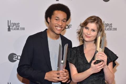 Entertainment Bilder der Woche KW41 Entertainment Bilder des Tages Sheku Kanneh-Mason, Nachwuchskuenstler, Cello, Lisa Batiashvili, Violinistin, Konzerteispielung Preistraeger zum 1. OPUS KLASSIK AWARD im Konzerthaus am GendarmenMarkt in Berlin am 14.10.2018