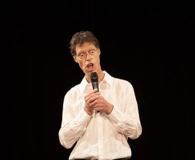 Entertainment Bilder der Woche KW42 Entertainment Bilder des Tages Deutschland - Wiesbaden - 18.10.2018 Comedy - Wiesbaden - Theater im Pariser Hof - Premiere - Maddin Schneider - Denke macht Koppweh! Kultur Premiere - Maddin Schneider - Denke macht Koppweh
