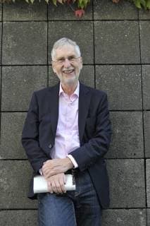 Volker Hage (Journalist, Autor) 10 18 thg Volker Hage am 12. Oktober 2018 während der Frankfurter Buchmesse Messe Literatur Frankfurt Main Deutschland deutsch deutscher Mann Schriftsteller Kritiker Literaturkritker Journalismus Literatur german journalism author writer hoch halb stehend lächelnd lachend Buch haltend