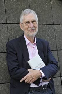 Volker Hage (Journalist, Autor) 10 18 thg Volker Hage am 12. Oktober 2018 während der Frankfurter Buchmesse Messe Literatur Frankfurt Main Deutschland deutsch deutscher Mann Schriftsteller Kritiker Literaturkritker Journalismus Literatur german journalism author writer hoch halb stehend lächelnd lachend Buch haltend