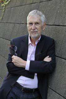Volker Hage (Journalist, Autor) 10 18 thg Volker Hage am 12. Oktober 2018 während der Frankfurter Buchmesse Messe Literatur Frankfurt Main Deutschland deutsch deutscher Mann Schriftsteller Kritiker Literaturkritker Journalismus Literatur german journalism author writer hoch halb stehend neutral lächelnd Arme verschränkt verschränkte