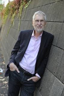 Volker Hage (Journalist, Autor) 10 18 thg Volker Hage am 12. Oktober 2018 während der Frankfurter Buchmesse Messe Literatur Frankfurt Main Deutschland deutsch deutscher Mann Schriftsteller Kritiker Literaturkritker Journalismus Literatur german journalism author writer hoch halb stehend lächelnd neutral